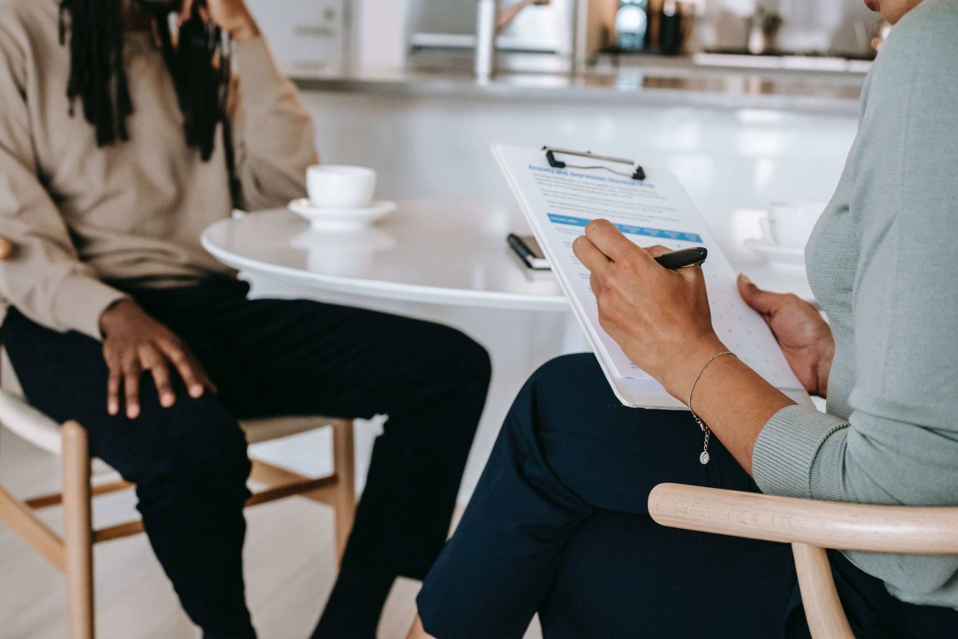 Interviewer Sans Visage Crop Et Demandeur D'emploi En Entretien