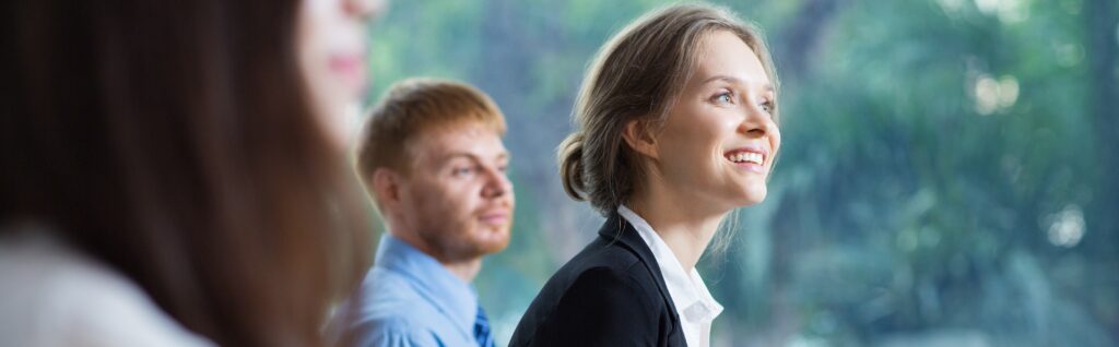 femme d affaires-souriant prendre des notes