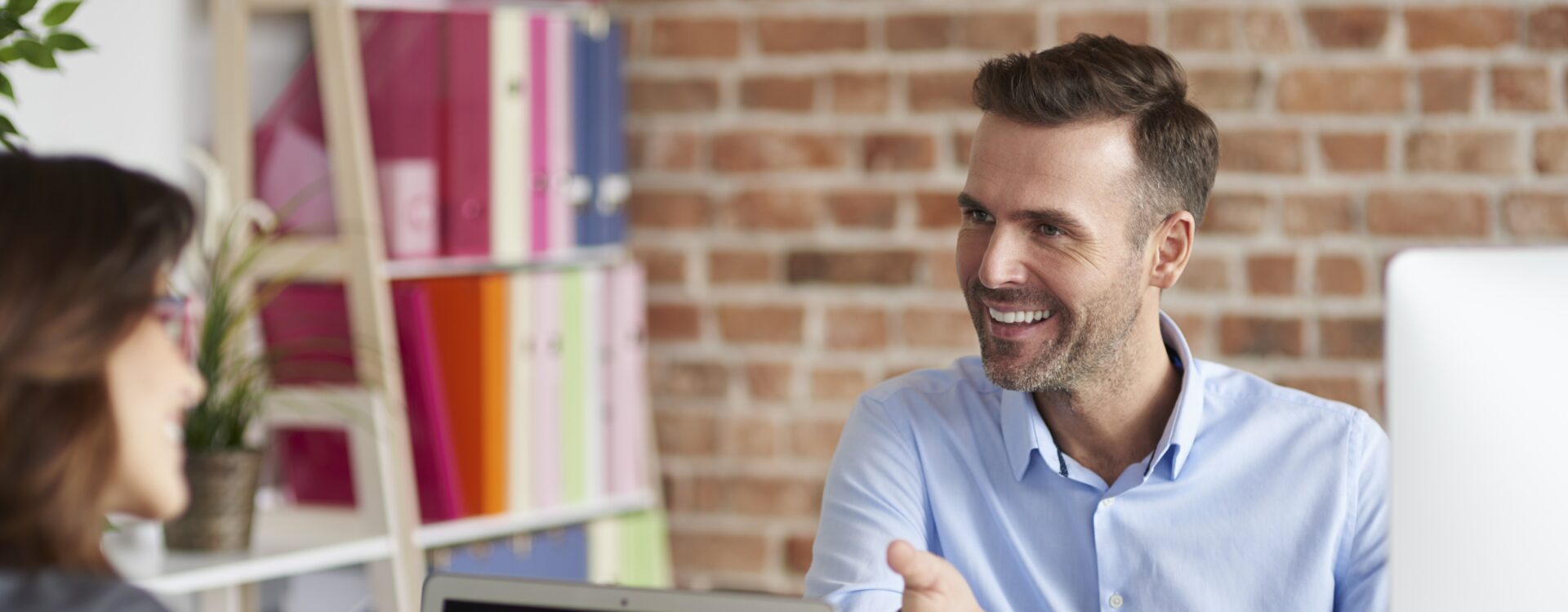 gros plan sur les personnes travaillant au bureau